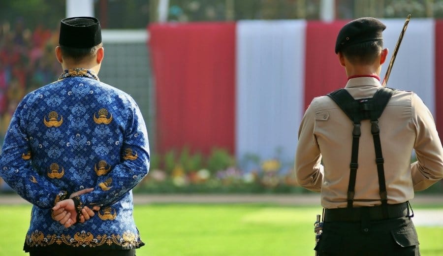 Dua seragam yang ada di Indonesia, seragram KORPRI dan polisi.