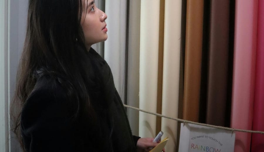 Seorang wanita sedang melihat-lihat bahan