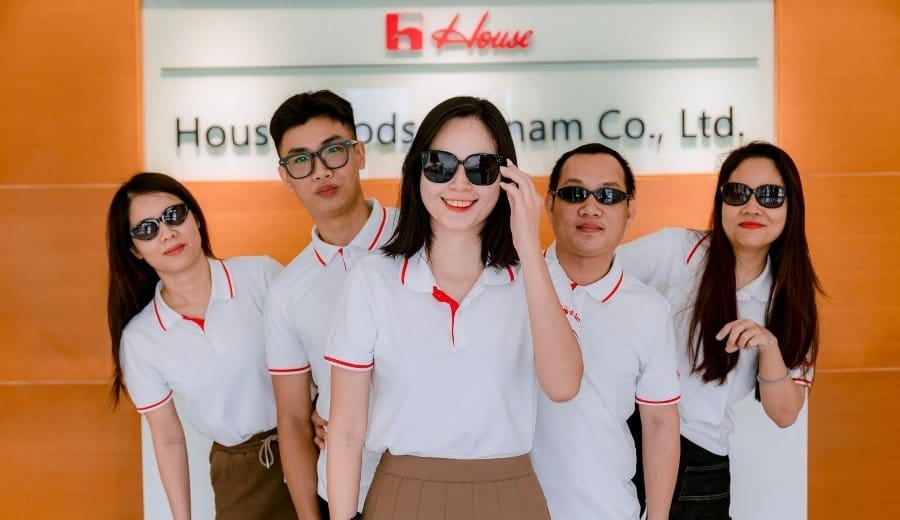 Kaos seragam kerja yang digunakan oleh suatu perusahaan.