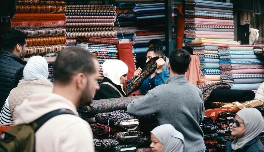 Orang sedang melihat bahan kaos dan gambarnya