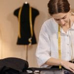 Seseorang sedang melakukan kostumisasi Polo Shirt Custom