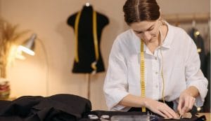 Seseorang sedang melakukan kostumisasi Polo Shirt Custom